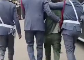 مشاكل اسرية تدفع شخص في عقده الرابع  من اضرام النار في ثلاث شقق سكنية بإقامة جنان الزيتون