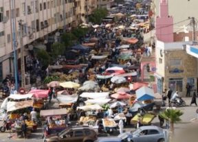 عين حرودة.. الملك العمومي في قبضة الفراشة وأصحاب المتاجر وشارع المغرب العربي يختنق بالفوضى