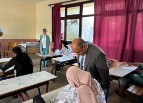 المدير الإقليمي لوزارة التربية الوطنية بالمحمدية يتفقد مراكز الامتحان الجهوي الموحد في أول أيام الدورة الاستدراكية: