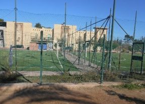 ملاعب القرب بعين حرودة… بين حلم احتضان المواهب وواقع الإهمال: