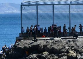 المغرب وإسبانيا يطويان صفحة العبور إلى سبتة… اتفاق لإعادة المهاجرين الوافدين سباحة