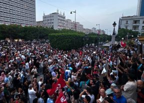 آلاف التونسيين يحتجون في ذكرى 25 يوليو.. ودعوات لتوحيد المعارضة واستعادة الديمقراطية: