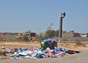 حي البركة ببني يخلف… ساكنة تشتكي من قلة حاويات الأزبال وتطالب بتحسين خدمات النظافة