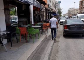 مقهى بشارع الحزام الكبير يحول الرصيف إلى امتداد خاص.. ومواطنون يطالبون بالتدخل
