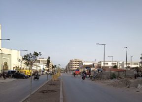 محل عشوائي للأكلات الخفيفة يحجب الرؤية عن مستعملي الطريق بالشطر 18بجنان زناتة ويهدد سلامة المواطنين